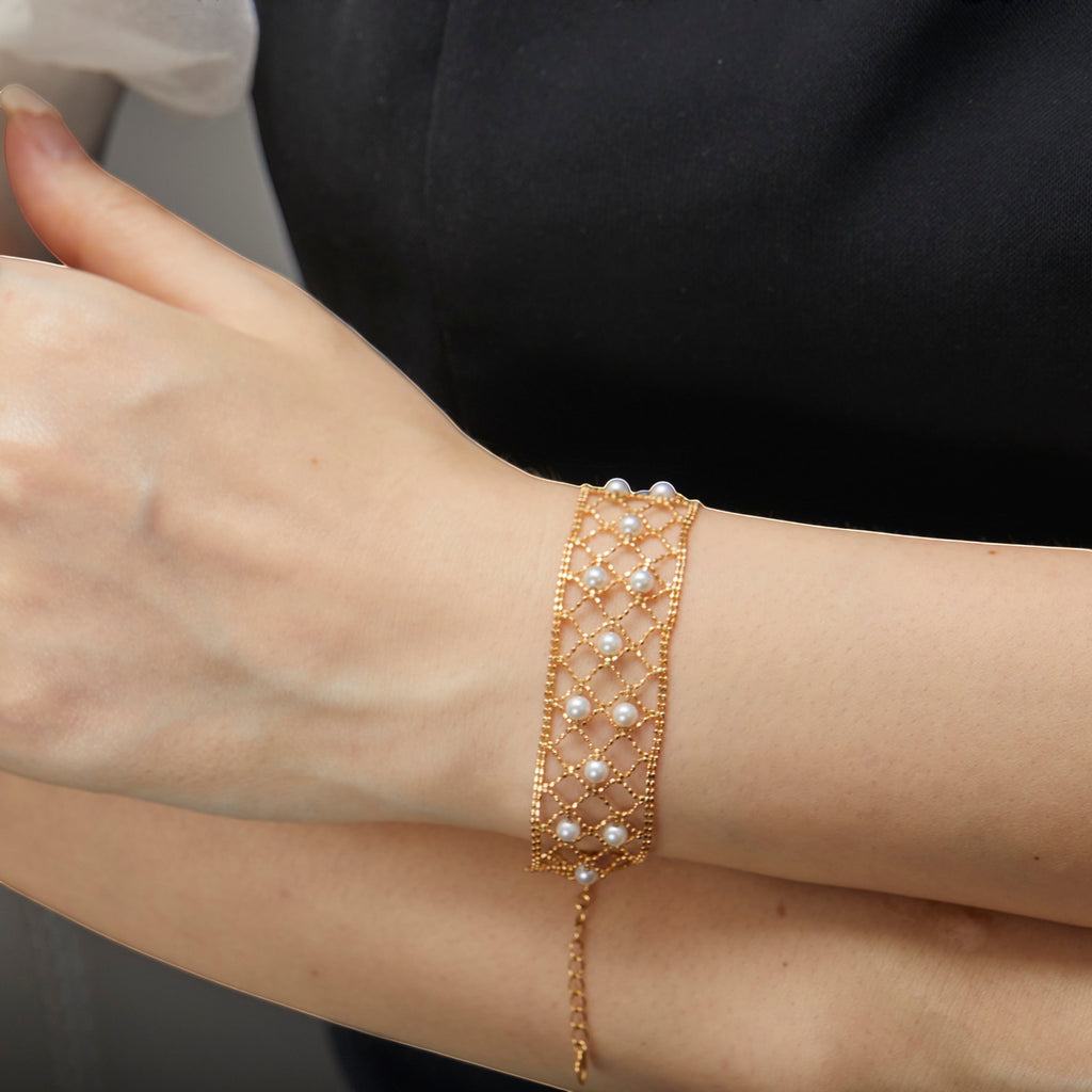 BoxUnboxed 18k yellow gold lace lattice bracelet with Akoya pearls. Adjustable length, 17cm+3cm.