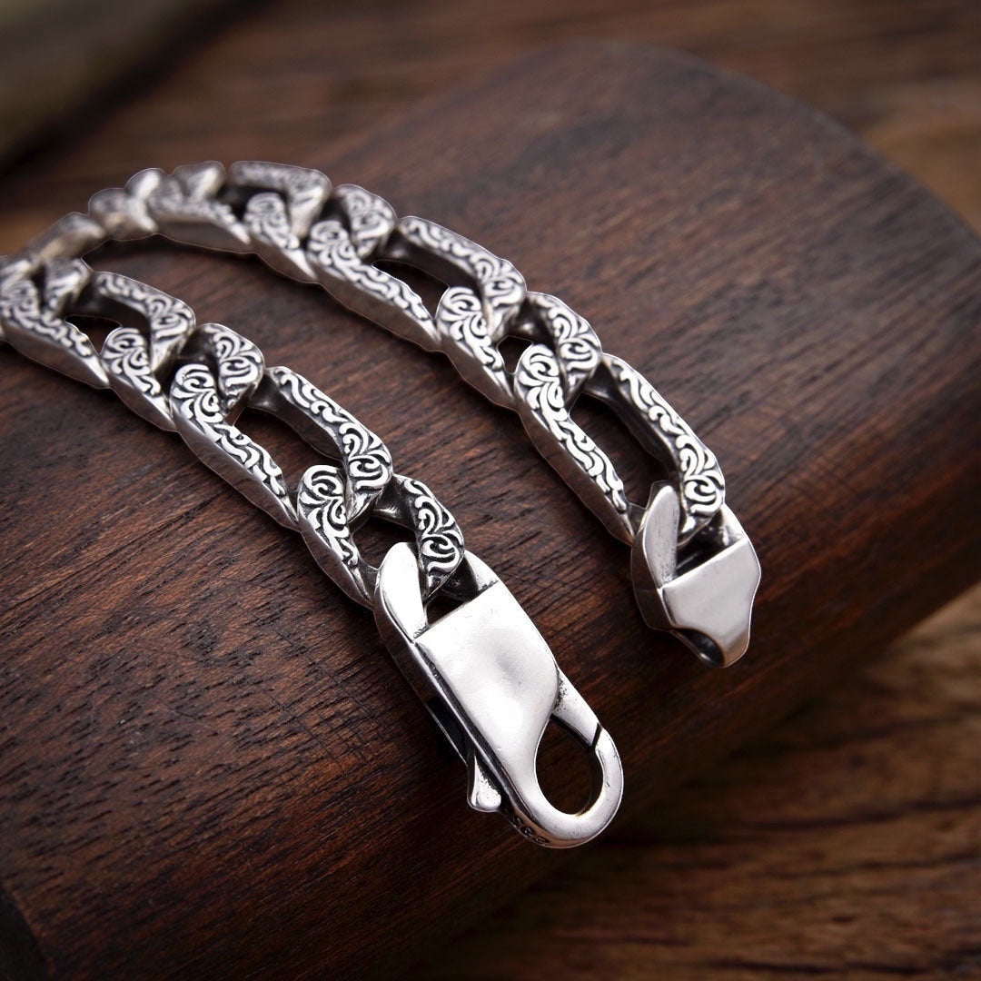BoxUnboxed Sovereign Imperial Rattan Figaro Chain in solid 925 silver with intricate vine pattern engraving and a lobster clasp.