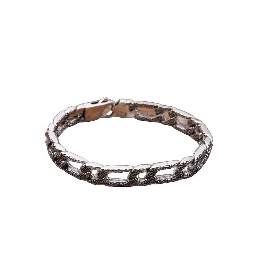 BoxUnboxed Sovereign Imperial Rattan Figaro Chain bracelet in solid 925 silver with intricate engraving and oxidized details.