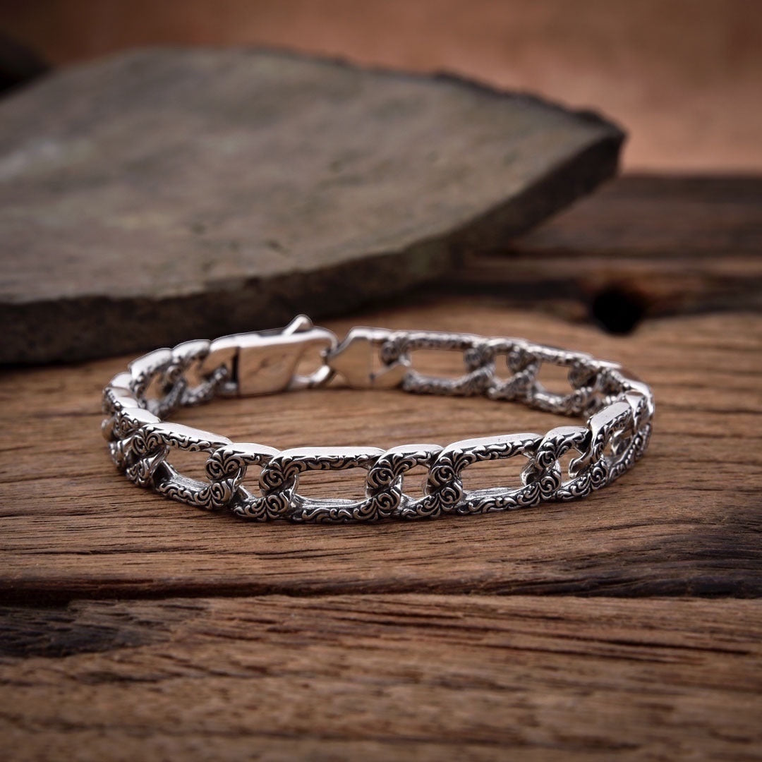 BoxUnboxed Sovereign Imperial Rattan Figaro Chain bracelet in solid 925 silver with intricate vine pattern engraving and a secure clasp.